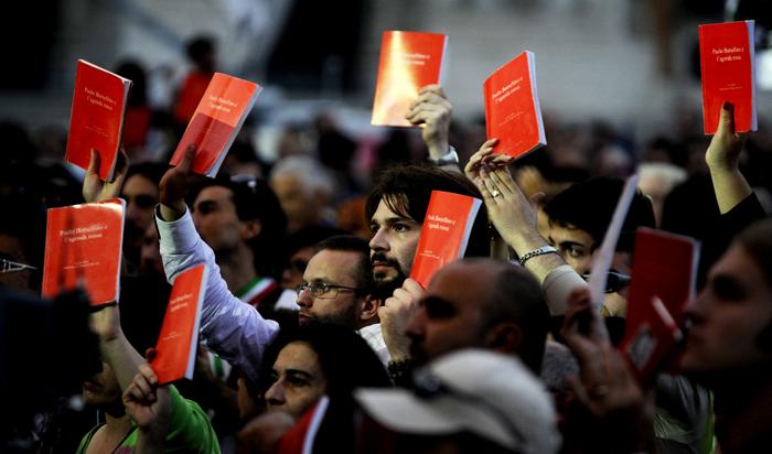 Des manifestants brandissent le livre du juge antimafia assassiné Paolo Borsellino lors d'une manifestation « No Berlusconi Day » à Rome, le 2 octobre 2010.