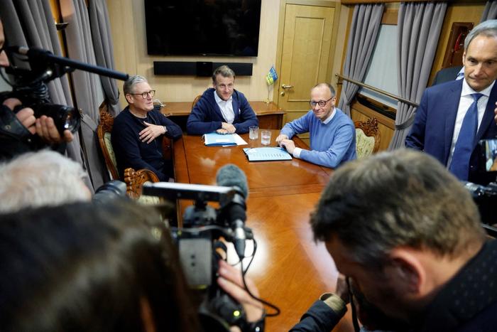 Le président français Emmanuel Macron, le Premier ministre britannique Keir Starmer et le chancelier allemand Friedrich Merz à bord d'un train à destination de Kiev, le 9 mai 2025.