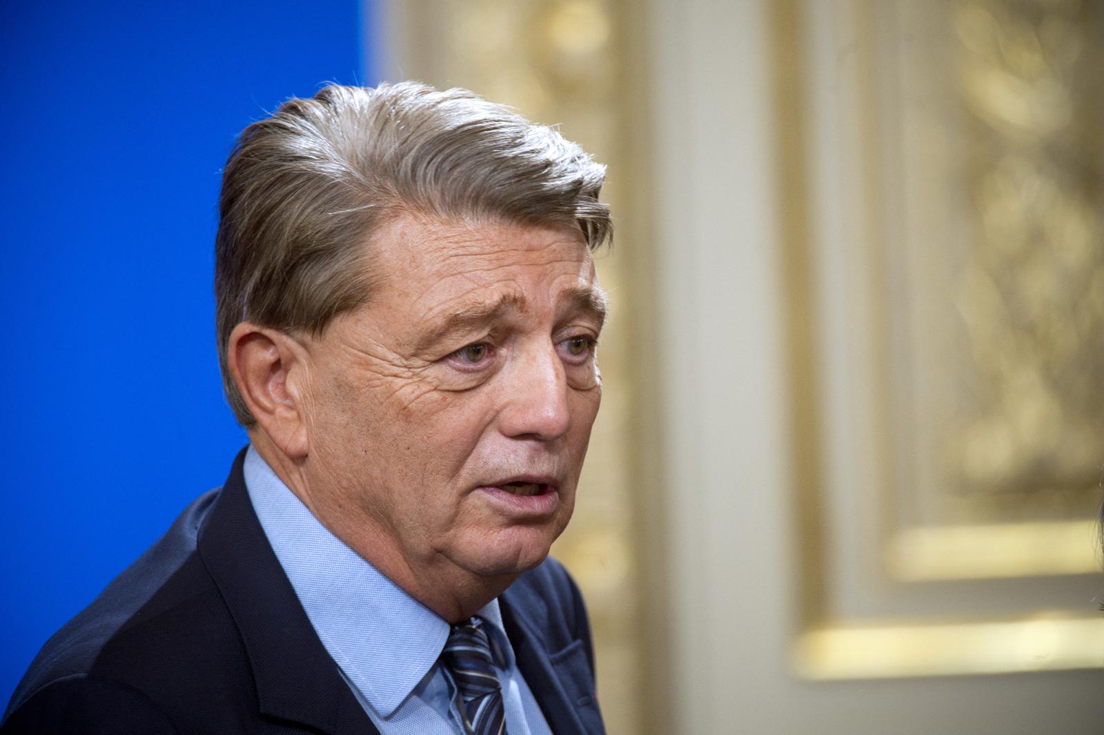 L'ancien ministre français de l'Économie Alain Madelin s'exprime lors d'une rencontre marquant le troisième anniversaire du Fonds stratégique d'investissement (FSI), un fonds souverain créé par l'État français, le 17 novembre 2011 à la Caisse des Dépôts et Consignations (CDC), à Paris. (Image d'illustration)