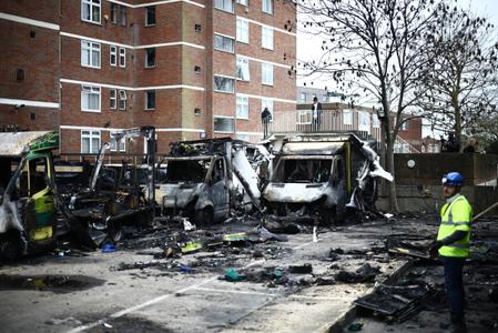 Des ambulances calcinées sont visibles sur les lieux d'un attentat antisémite perpétré dans le quartier de Golders Green, au nord de Londres, le 24 mars 2026.