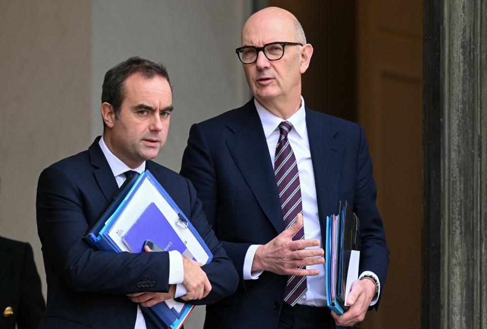 Le Premier ministre Sébastien Lecornu et le ministre de l'Économie et des Finances, Roland Lescure, quittent le palais de l'Élysée après le Conseil des ministres, à Paris, le 10 décembre 2025.