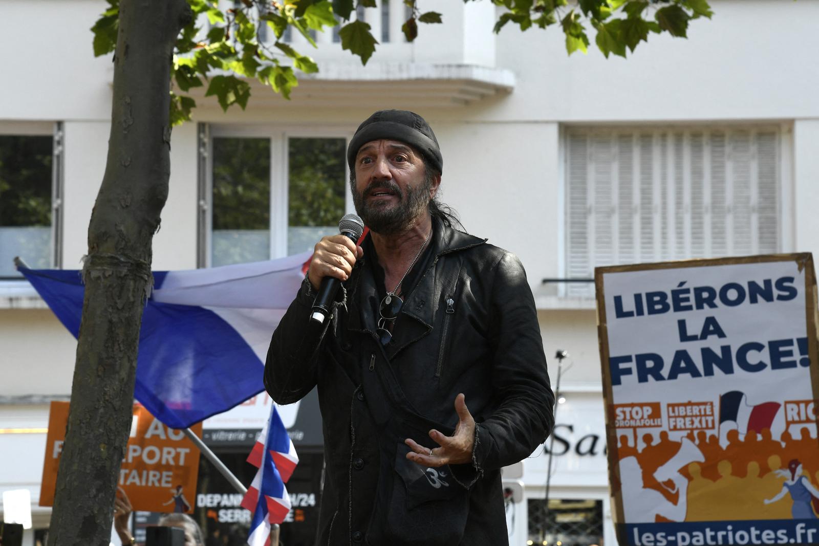 Francis Lalanne encourageant les Niçois à tomber le masque et à embrasser des inconnus pendant la pandémie de covid