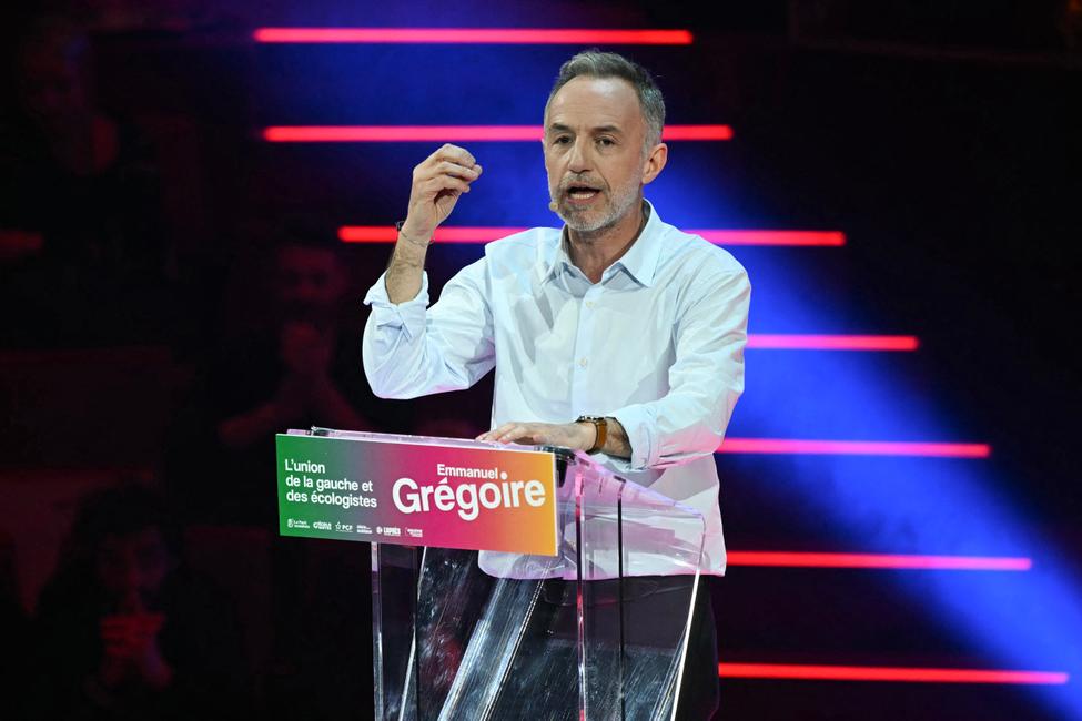 Le député des Socialistes et Apparentes et candidat à la mairie de Paris, Emmanuel Grégoire, s'adresse au public lors d'une réunion de campagne au Cirque d'Hiver à Paris le 12 mars 2026, avant les élections municipales françaises.