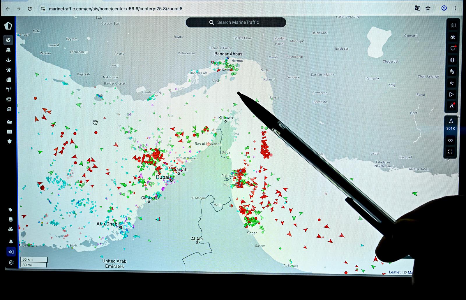 Une personne montre du doigt une page du site Marinetraffic affichant le trafic de navires commerciaux à l’entrée du détroit d’Ormuz, près des côtes iraniennes, à Paris, le 4 mars 2026. (Image d'illustration)
