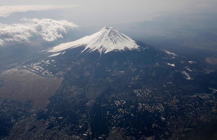 Le mont Fuji, plus haut sommet du Japon, qui culmine à 3.776 mètres, est recouvert de neige la majeure partie de l'année.