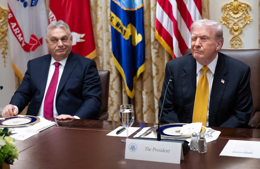 Le président américain Donald Trump fait un clin d'œil aux côtés du Premier ministre hongrois Viktor Orban lors d'une réunion dans la salle du Cabinet de la Maison Blanche à Washington, le 7 novembre 2025.