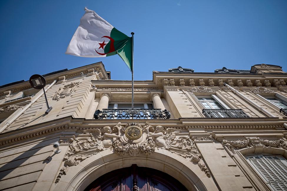 Le drapeau d'Algérie flottant sur la façade de l'Ambassade d'Algérie. (Image d'illustration)