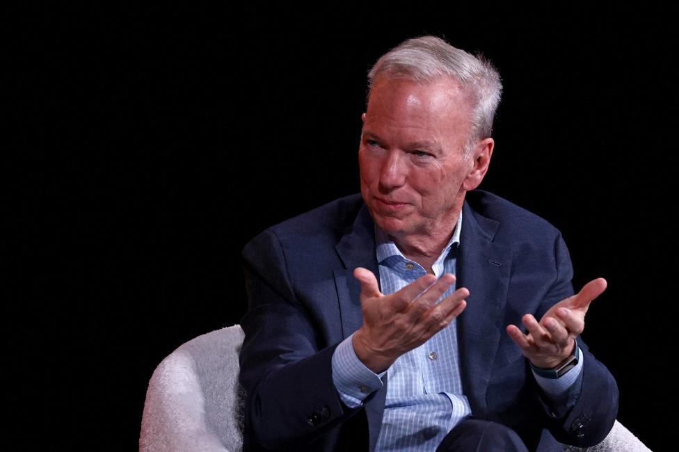 Eric Schmidt prend la parole sur scène lors du sommet TIME100 2024 au Jazz at Lincoln Center le 24 avril 2024 à New York.