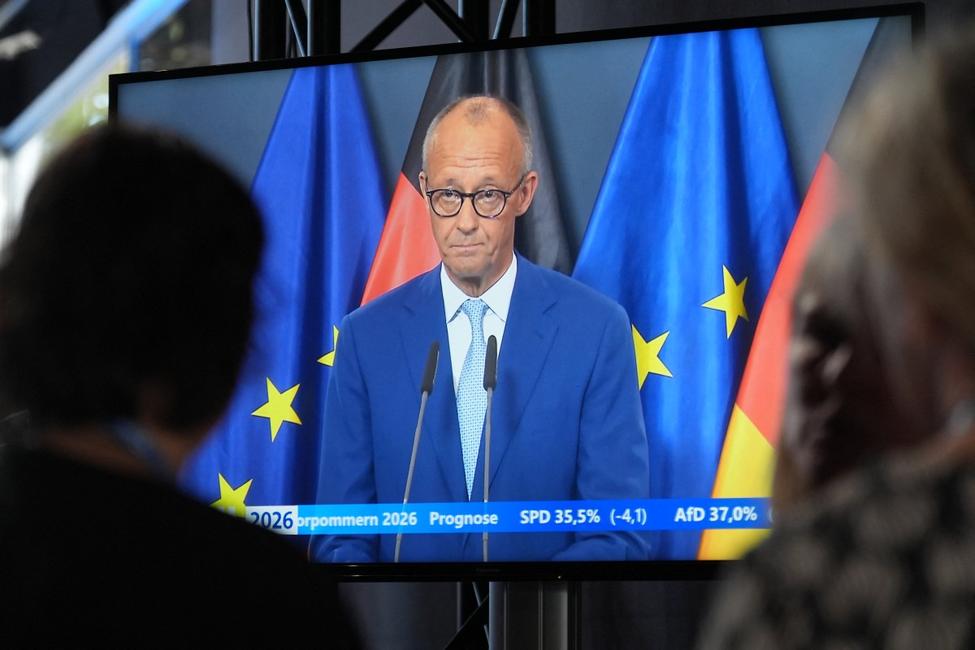 Le chancelier allemand Friedrich Merz apparaît sur un écran dans un studio de télévision à Schwerin, le 20 septembre 2026, avant un débat télévisé, à l'issue des élections régionales dans le Land de Mecklembourg-Poméranie-Occidentale.