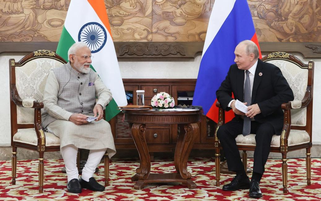 Sur cette photo de pool diffusée par l'agence d'État russe Sputnik, le président russe Vladimir Poutine et le Premier ministre indien Narendra Modi s'entretiennent en marge du sommet de l'Organisation de coopération de Shanghai (OCS) à Bichkek, le 31 août 2026.