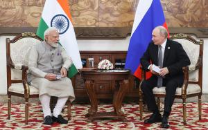 Sur cette photo de pool diffusée par l'agence d'État russe Sputnik, le président russe Vladimir Poutine et le Premier ministre indien Narendra Modi s'entretiennent en marge du sommet de l'Organisation de coopération de Shanghai (OCS) à Bichkek, le 31 août 2026.