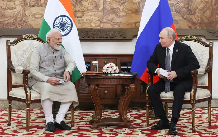 Sur cette photo de pool diffusée par l'agence d'État russe Sputnik, le président russe Vladimir Poutine et le Premier ministre indien Narendra Modi s'entretiennent en marge du sommet de l'Organisation de coopération de Shanghai (OCS) à Bichkek, le 31 août 2026.