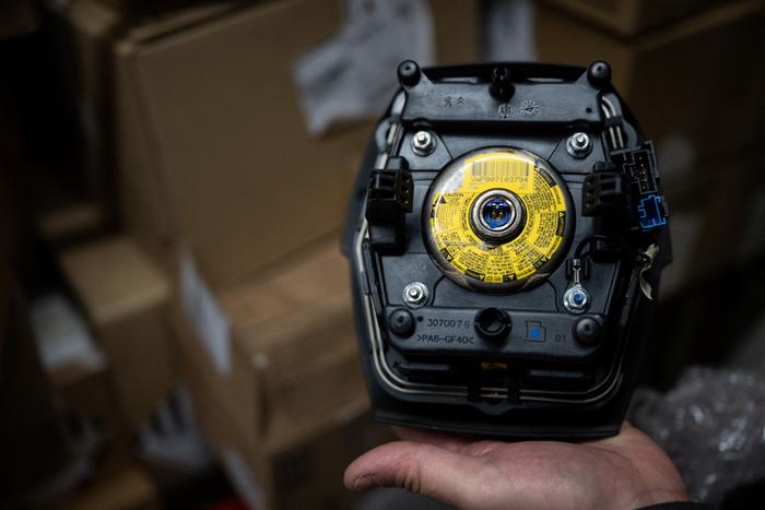 Un mécanicien tient un module d’airbag fabriqué par le constructeur japonais Takata, dans un garage à Mulhouse, dans l’est de la France, le 19 février 2025. À l’approche des vacances d’été 2025, le gouvernement a décidé de prendre des mesures de précaution drastiques en ordonnant l’immobilisation de 800 000 véhicules supplémentaires équipés d’airbags Takata jugés à risque, portant ainsi le nombre total de voitures immobilisées à 1,7 million. Les véhicules concernés par cette mesure de stop drive sont tous ceux équipés d’airbags à haut risque en Corse et dans les départements et territoires d’outre-mer, ainsi que les voitures construites avant 2011 en France métropolitaine, hors Corse.