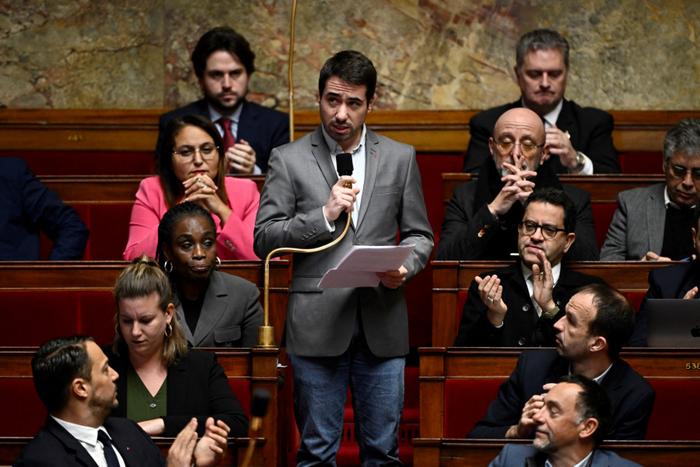 Le député LFI Andy Kerbrat prononce un discours lors d'une séance de questions au gouvernement à l'Assemblée nationale, le 19 décembre 2023.