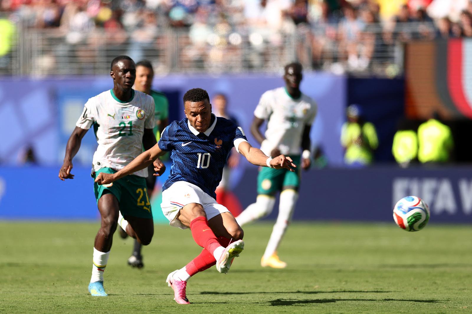 L'attaquant français numéro 10, Kylian Mbappé, tire pour marquer le troisième but de son équipe lors du match de football du groupe I de la Coupe du monde 2026 entre la France et le Sénégal au New York/New Jersey Stadium à East Rutherford, le 16 juin 2026.