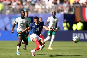 L'attaquant français numéro 10, Kylian Mbappé, tire pour marquer le troisième but de son équipe lors du match de football du groupe I de la Coupe du monde 2026 entre la France et le Sénégal au New York/New Jersey Stadium à East Rutherford, le 16 juin 2026.