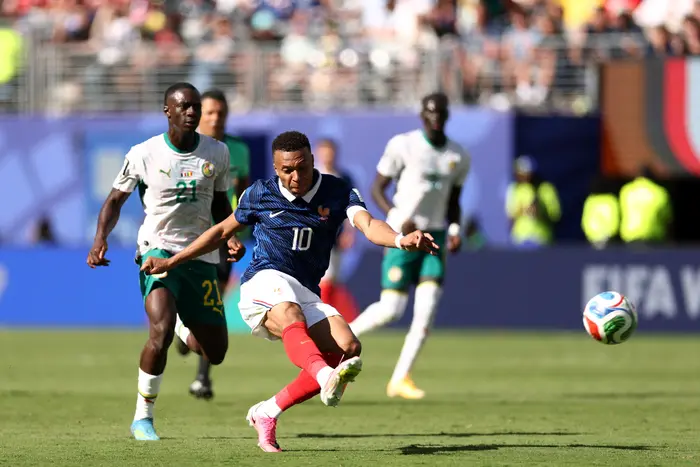 L'attaquant français numéro 10, Kylian Mbappé, tire pour marquer le troisième but de son équipe lors du match de football du groupe I de la Coupe du monde 2026 entre la France et le Sénégal au New York/New Jersey Stadium à East Rutherford, le 16 juin 2026.