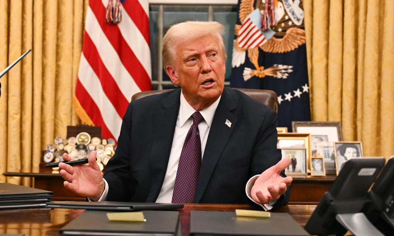 Le président américain Donald Trump s'adresse aux journalistes au sujet de TikTok alors qu'il signe des décrets dans le bureau ovale de la Maison Blanche à Washington, le 20 janvier 2025.