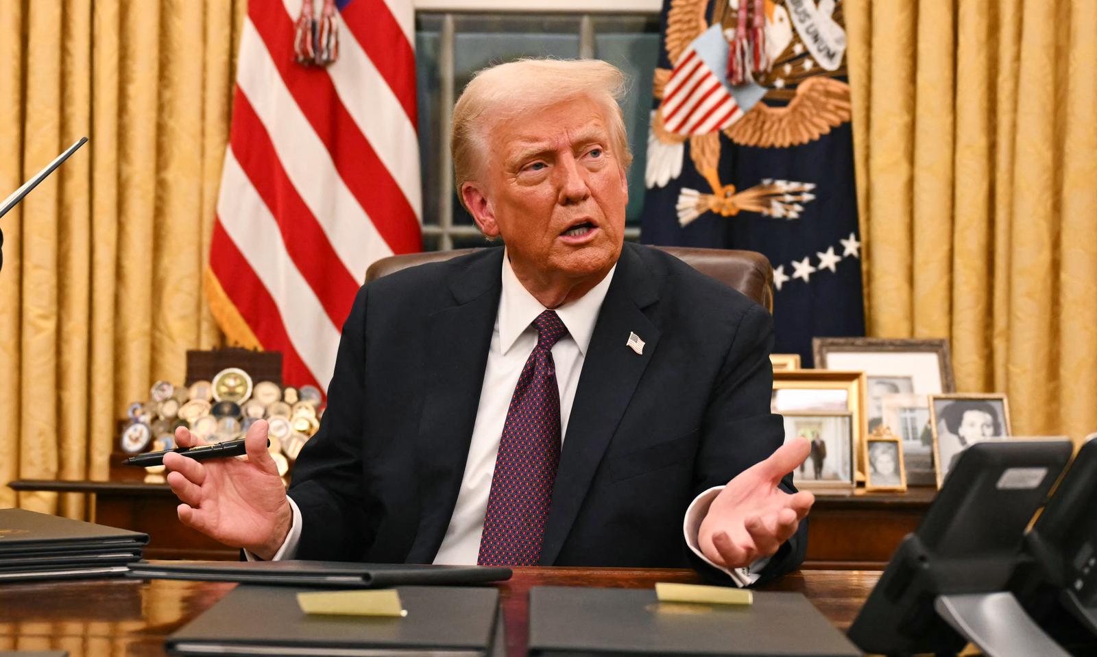 Le président américain Donald Trump s'adresse aux journalistes alors qu'il signe des décrets dans le bureau ovale de la Maison Blanche à Washington, le 20 janvier 2025. (Image d'illustration)