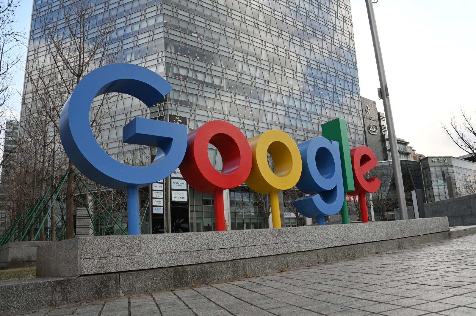 Le logo Google est visible à l'extérieur d'un bâtiment abritant les bureaux de Google à Pékin, le 4 février 2025. (Image d'illustration)