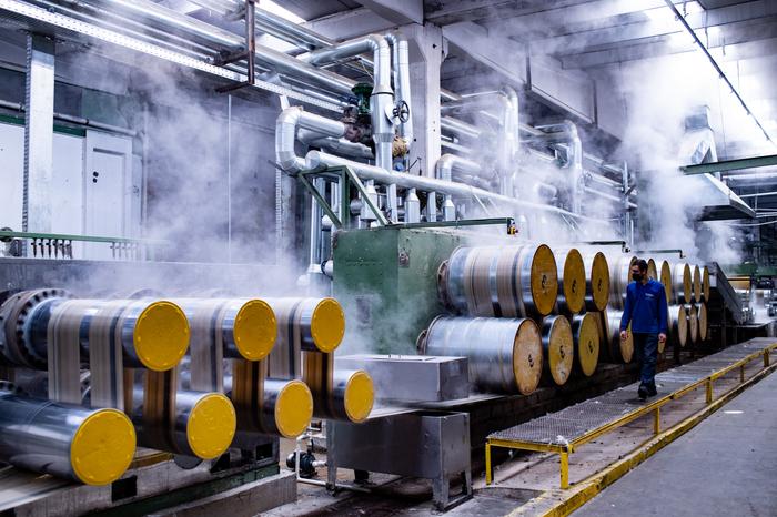 Un employé travaille dans une usine de recyclage GAMA de Gaziantep, dans le sud de la Turquie. L'usine traite de nombreux déchets en provenance de l'Europe.