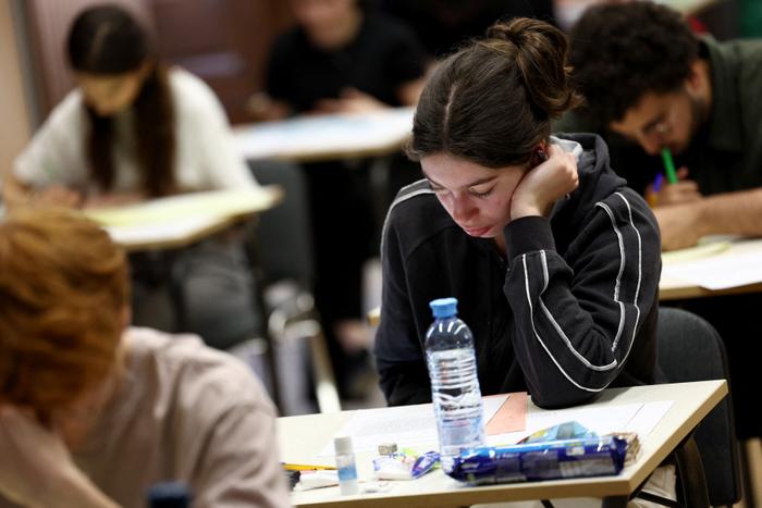 Près d’un demi-million d’élèves penchent sur le bac de Français ce vendredi 13 juin, depuis 8 heures.