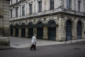 Une femme passe devant une halle fermée dans la ville de Clamecy, touchée par la désertification, dans le centre de la France, le 17 avril 2025.