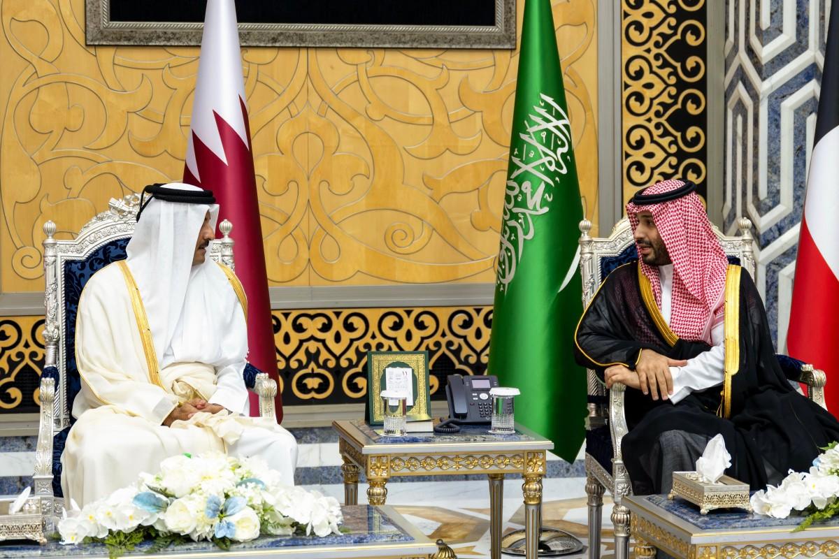 L'émir du Qatar, Cheikh Tamim ben Hamad Al-Thani, en compagnie du prince héritier d'Arabie saoudite, Mohammed ben Salmane, à Djeddah.