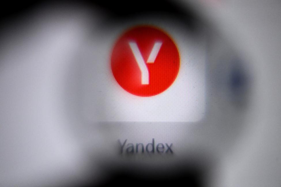 Photo prise le 12 octobre 2021 à Moscou montrant le logo du moteur de recherche russe Yandex sur l'écran d'un ordinateur portable. Un drone a provoqué un incendie dans un centre de données appartenant à la société technologique russe Yandex, a indiqué cette dernière à l'AFP le 8 octobre 2026. Il s'agit de la première attaque de ce type en Russie.