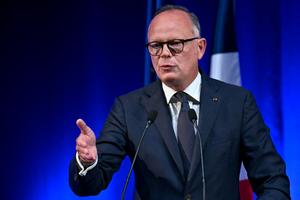 Édouard Philippe, fondateur et président du parti de droite Horizons, maire du Havre et candidat à l'élection présidentielle française de 2027, s'adresse aux hauts responsables du parti lors d'un rassemblement à Reims le 10 mai 2026.