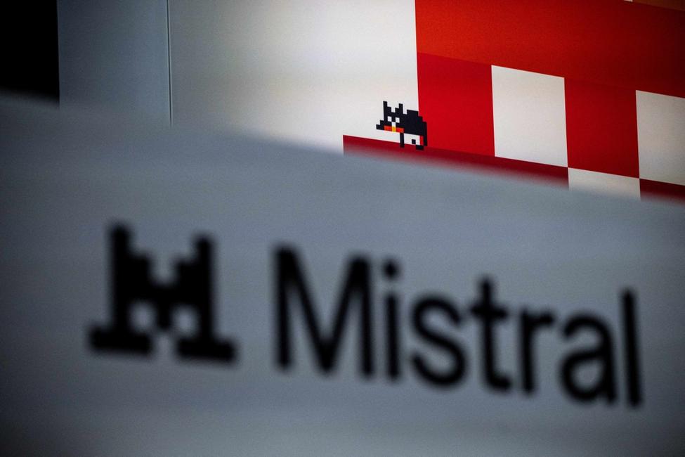 Le logo de Mistral est visible lors de la conférence « ALL IN 2026 » au Palais des congrès de Montréal, à Québec, le 17 septembre 2026. « ALL IN » est le plus important événement canadien consacré à l’intelligence artificielle et aux technologies.