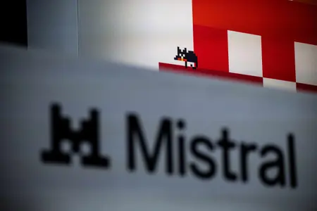 Le logo de Mistral est visible lors de la conférence « ALL IN 2026 » au Palais des congrès de Montréal, à Québec, le 17 septembre 2026. « ALL IN » est le plus important événement canadien consacré à l’intelligence artificielle et aux technologies.