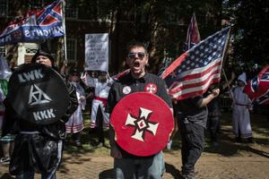 Le Ku Klux Klan manifeste le 8 juillet 2017 à Charlottesville, en Virginie. Le KKK proteste contre le projet de retrait de la statue du général Robert E. Lee et réclame la protection des monuments confédérés.