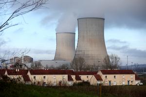 Deux tours de refroidissement de la centrale nucléaire de Civaux, près d'une zone résidentielle à Civaux, dans le centre de la France, le 15 décembre 2024.