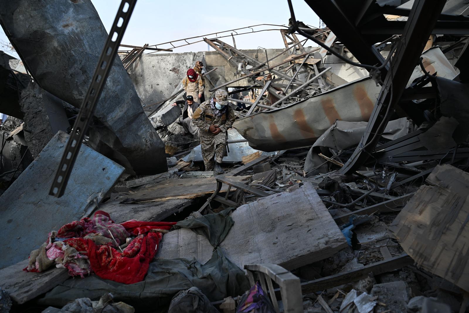 Des membres des forces de sécurité talibanes inspectent un site touché par des frappes aériennes pakistanaises à Kaboul, le 17 mars 2026.