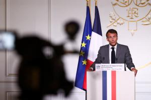 Le président français Emmanuel Macron prononce un discours lors d'une conférence de presse, au palais de l'Élysée à Paris, le 26 mai 2026.