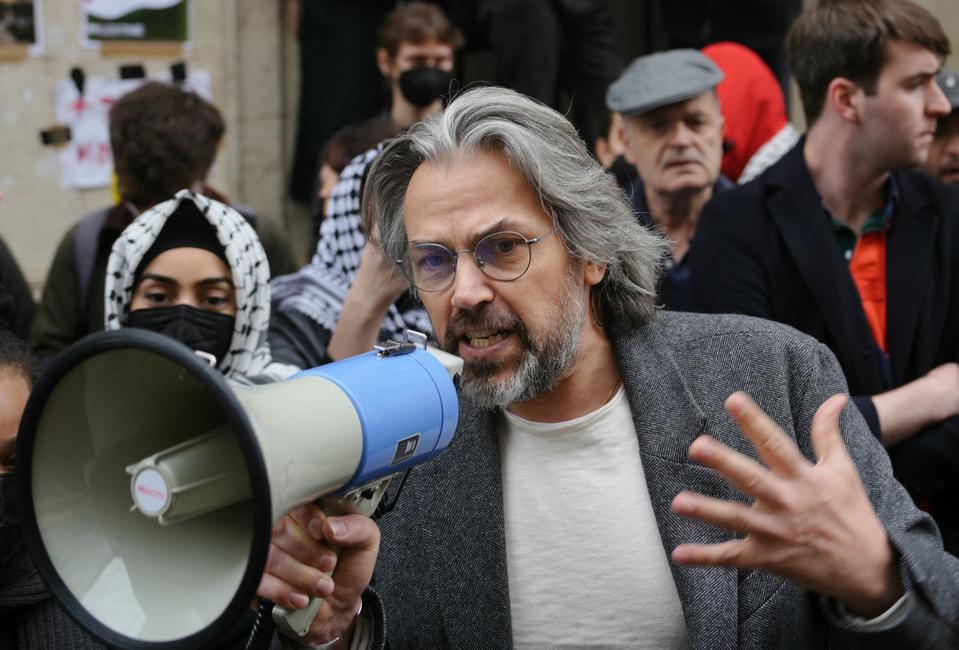 Aymeric Caron lors d'une manifestation : "C'est un terrible procès d'intention, je déteste Israël au moins autant que Rima"