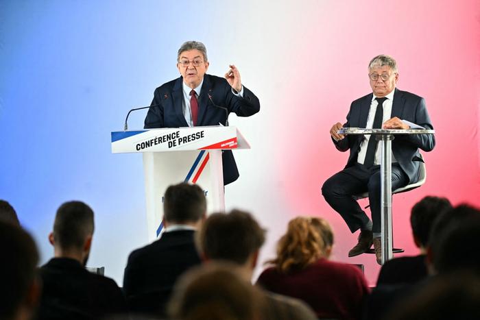 Jean-Luc Mélenchon, candidat du parti de gauche La France Insoumise (LFI) à l'élection présidentielle française de 2027, s'exprime aux côtés du député LFI Éric Coquerel lors d'une conférence de presse consacrée à la manière dont ils rétabliraient l'ordre dans les finances publiques, au siège du parti à Paris, le 14 octobre 2026.