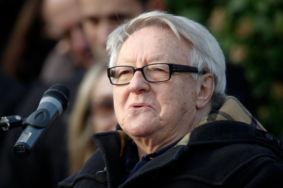 L'acteur Roger Dumas prononce un discours lors des obsèques du réalisateur Claude Berri au cimetière de Bagneux, près de Paris le 15 Janvier 2009.