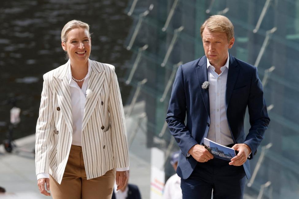 Alice Weidel, co-présidente du parti Alternative pour l'Allemagne (AfD), arrive avec le journaliste allemand Markus Preiss pour une interview estivale avec la chaîne de télévision publique allemande ARD dans le quartier gouvernemental de Berlin, le 20 juillet 2025.