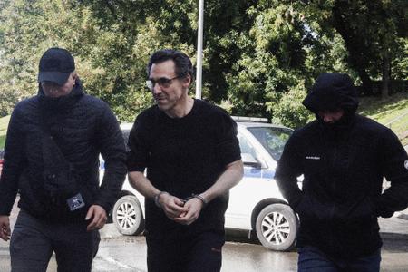 Laurent Vinatier (au centre), chercheur français accusé d’avoir recueilli des informations militaires russes sans s’être enregistré en tant qu’« agent de l’étranger », est escorté vers un tribunal à Moscou pour une audience liée à des accusations d’espionnage, passibles d’une peine pouvant aller jusqu’à vingt ans de prison, le 25 août 2025. (Image d''illustration)