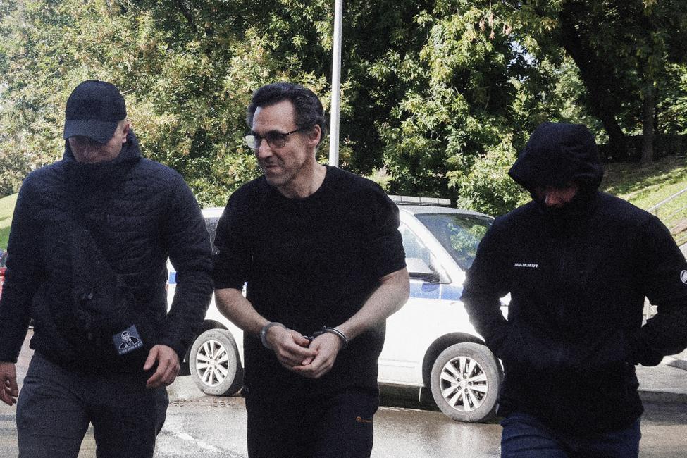 Laurent Vinatier (au centre), chercheur français accusé d’avoir recueilli des informations militaires russes sans s’être enregistré en tant qu’« agent de l’étranger », est escorté vers un tribunal à Moscou pour une audience liée à des accusations d’espionnage, passibles d’une peine pouvant aller jusqu’à vingt ans de prison, le 25 août 2025. (Image d''illustration)