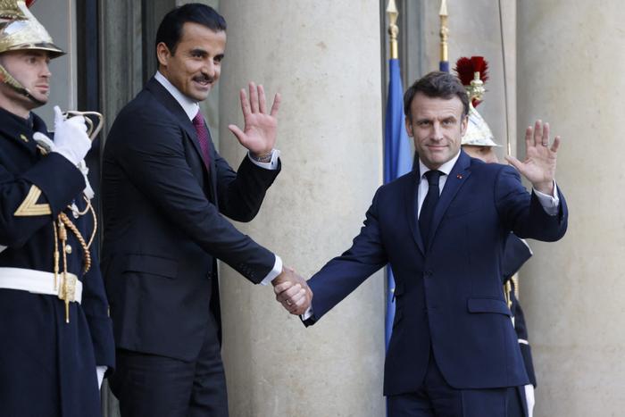 Emmanuel Macron serre la main de l'émir du Qatar, Cheikh Tamim bin Hamad al-Thani, avant une rencontre à l'Élysée, le 15 février 2023.