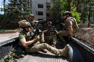 Des soldats du bataillon Alcatraz montent à bord d'un véhicule militaire en direction de leur position dans la ville de Druzhkivka, en première ligne, dans la région de Donetsk.
