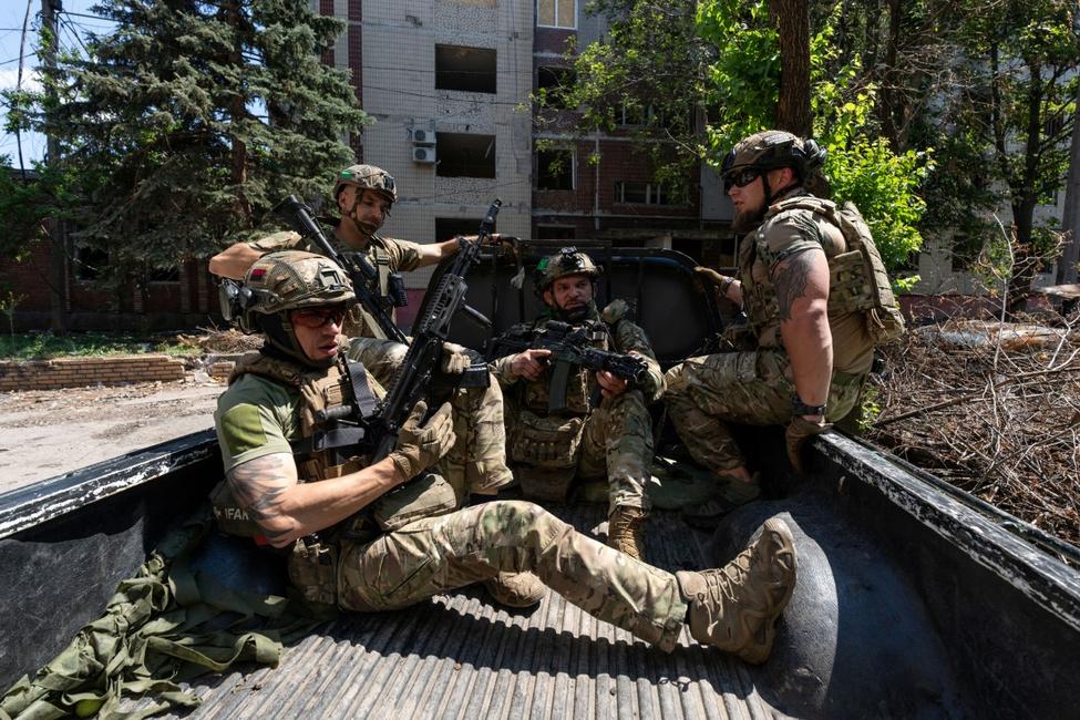 Des soldats du bataillon Alcatraz montent à bord d'un véhicule militaire en direction de leur position dans la ville de Druzhkivka, en première ligne, dans la région de Donetsk.
