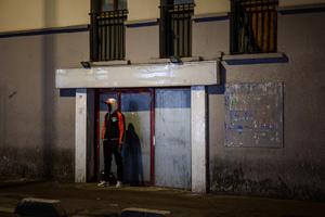Un homme se tient dans une rue de Saint-Denis, en banlieue nord de Paris, le 22 janvier 2026. (Image d'illustration)