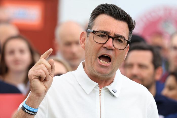 Andy Burnham, nouveau député travailliste de Makerfield, s'adresse à ses partisans et aux médias le lendemain de sa victoire à l'élection partielle, au stade d'Ashton Town FC, à Ashton-in-Makerfield, dans le nord-ouest de l'Angleterre, le 19 juin 2026.