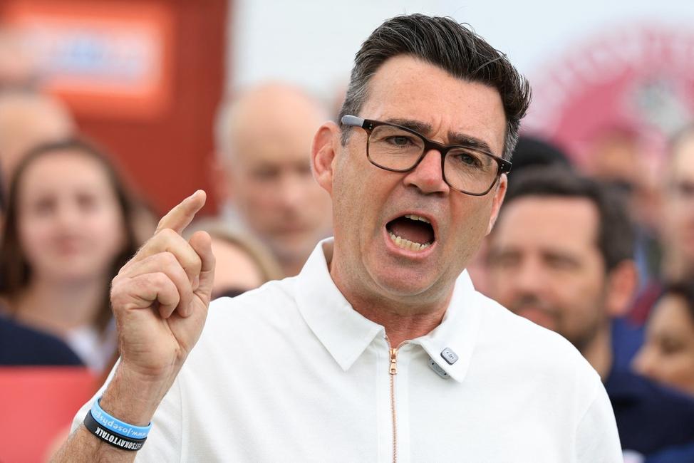 Andy Burnham, nouveau député travailliste de Makerfield, s'adresse à ses partisans et aux médias le lendemain de sa victoire à l'élection partielle, au stade d'Ashton Town FC, à Ashton-in-Makerfield, dans le nord-ouest de l'Angleterre, le 19 juin 2026.