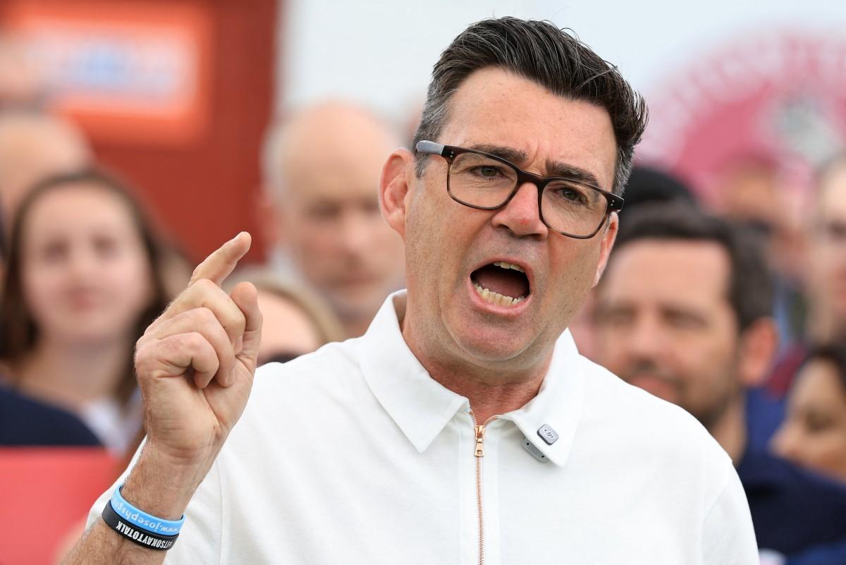 Andy Burnham, nouveau député travailliste de Makerfield, s'adresse à ses partisans et aux médias le lendemain de sa victoire à l'élection partielle, au stade d'Ashton Town FC, à Ashton-in-Makerfield, dans le nord-ouest de l'Angleterre, le 19 juin 2026.