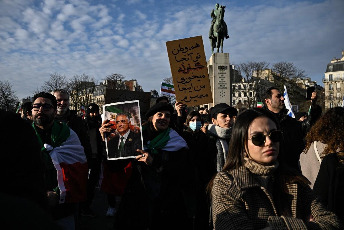 Place Victor-Hugo à Paris, une manifestation d'opposants iraniens au régime des ayatollahs le 18 janvier 2026